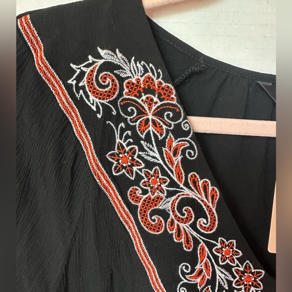 NWT BloomChic Floral Embroidered Blouse - Picture 7 of 8